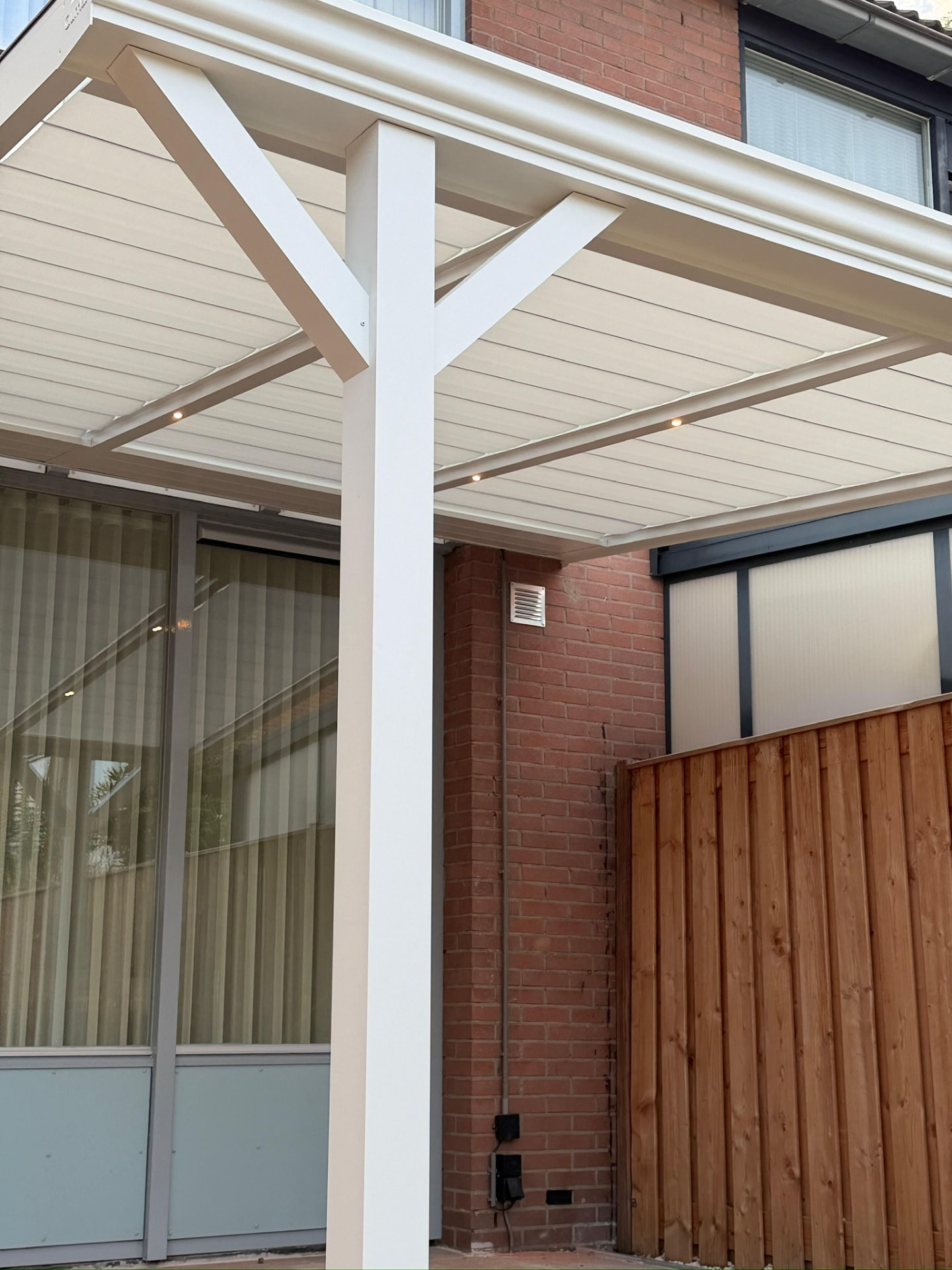 Witte aluminium veranda constructie met geïntegreerde LED-verlichting