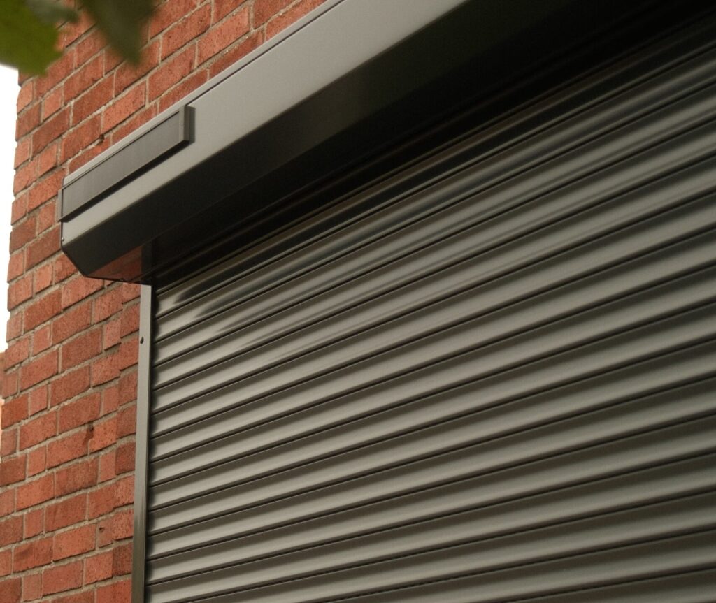 Antraciet aluminium rolluik in een baksteen gevel